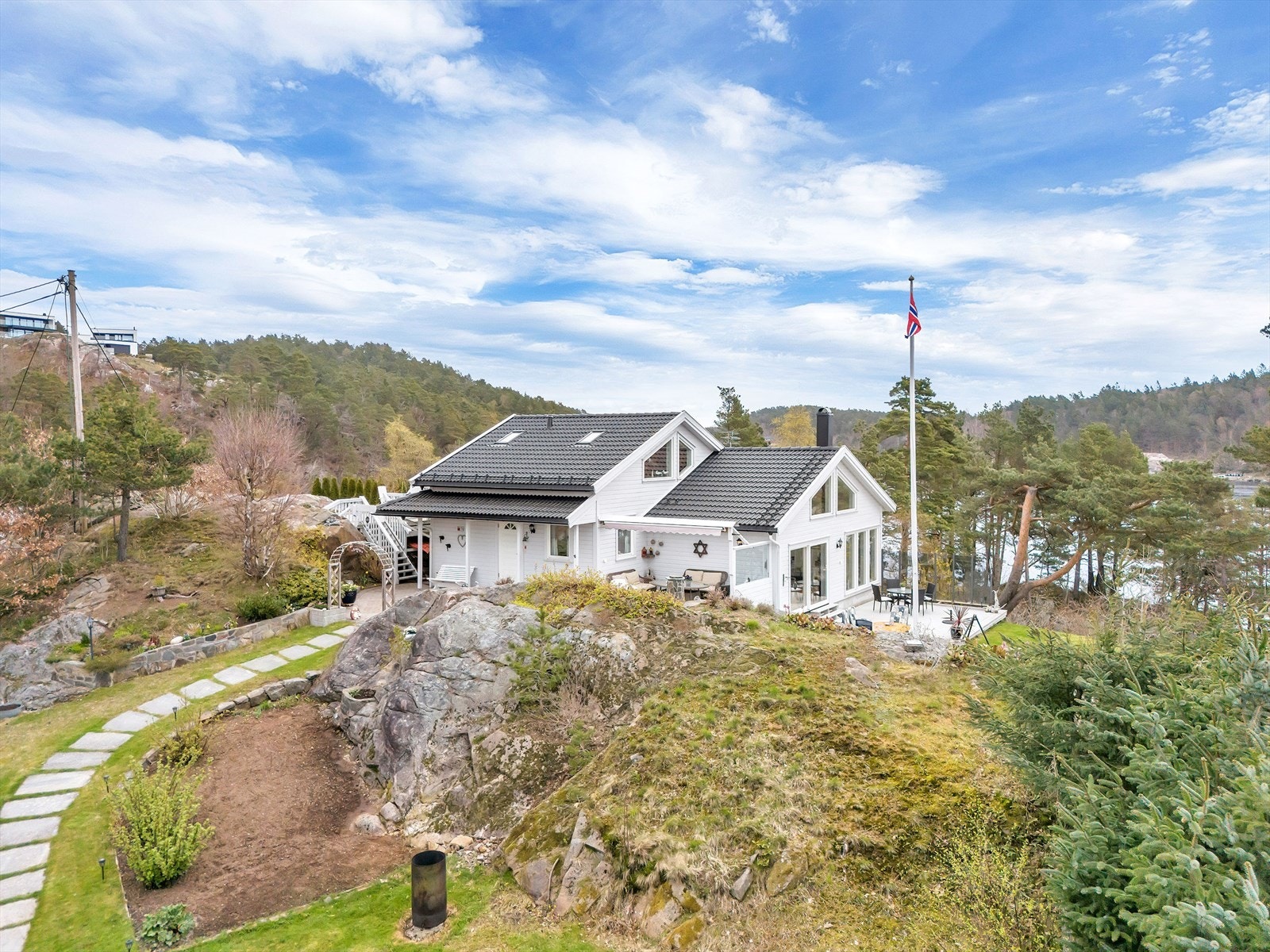 Flott adkomst hellelagt adkomst inn til eiendommen Galleribilde