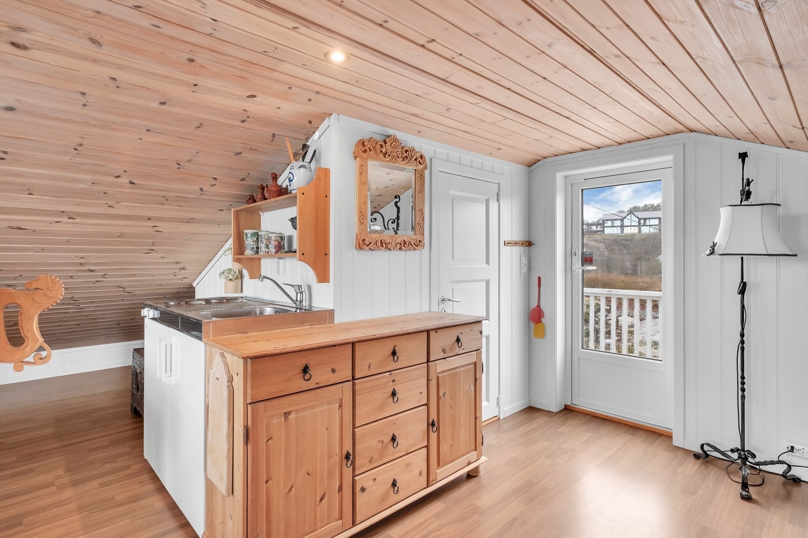 Det er satt opp hybelkjøkken på loft Galleribilde