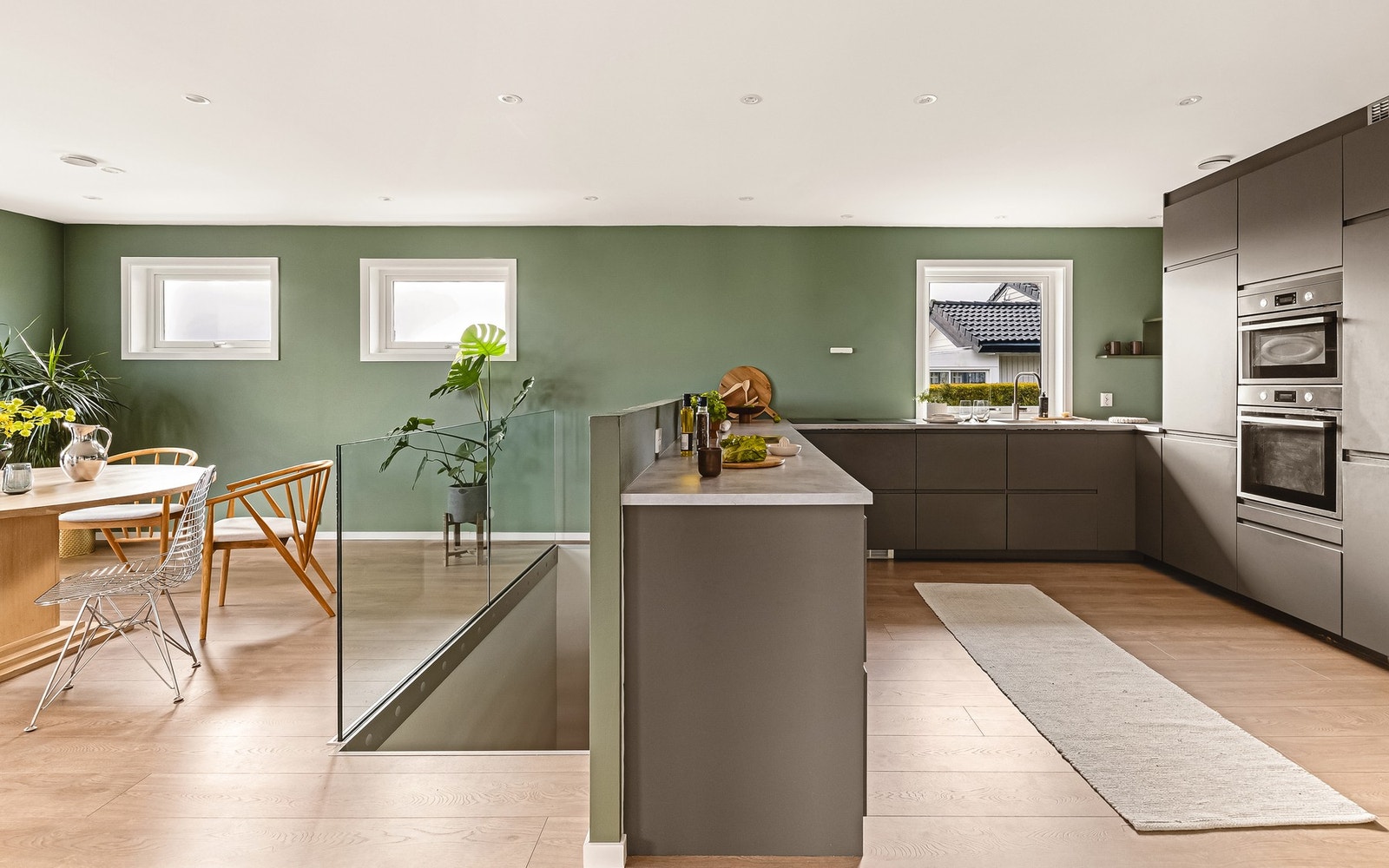 Kjøkkeninnredningen og integrerte hvitevarer ble montert ny i 2022, og er i moderne stil. Galleribilde