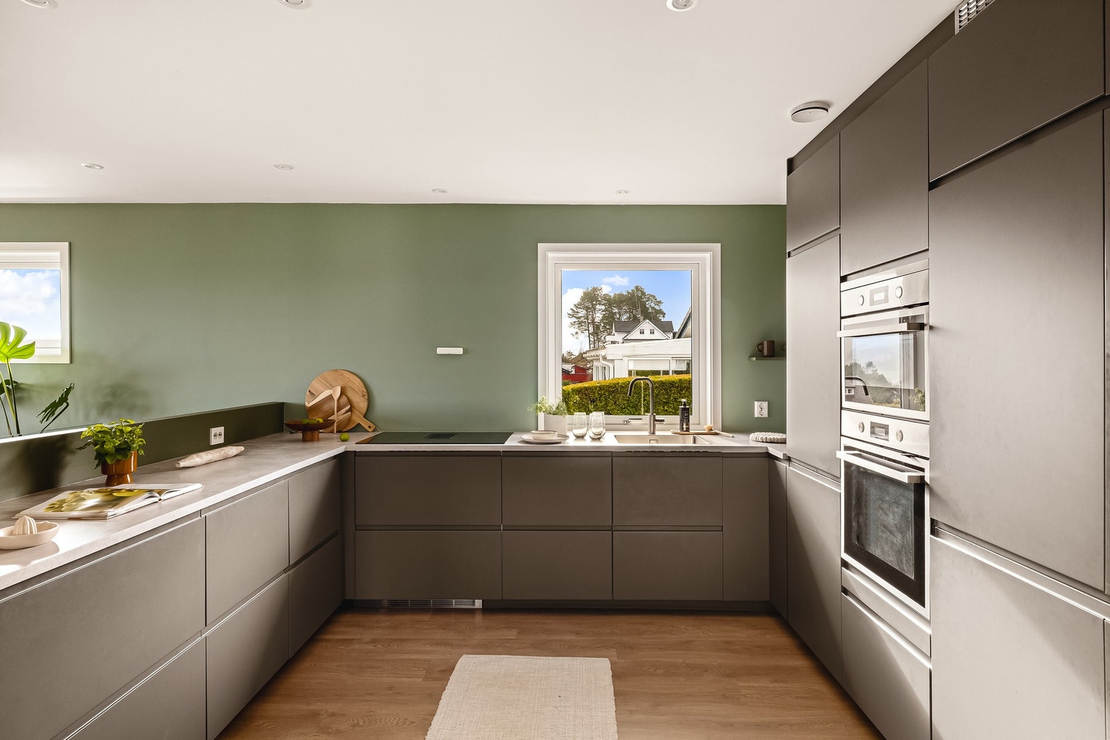 Kjøkkenet har slette fronter og laminat benkeplate. Galleribilde