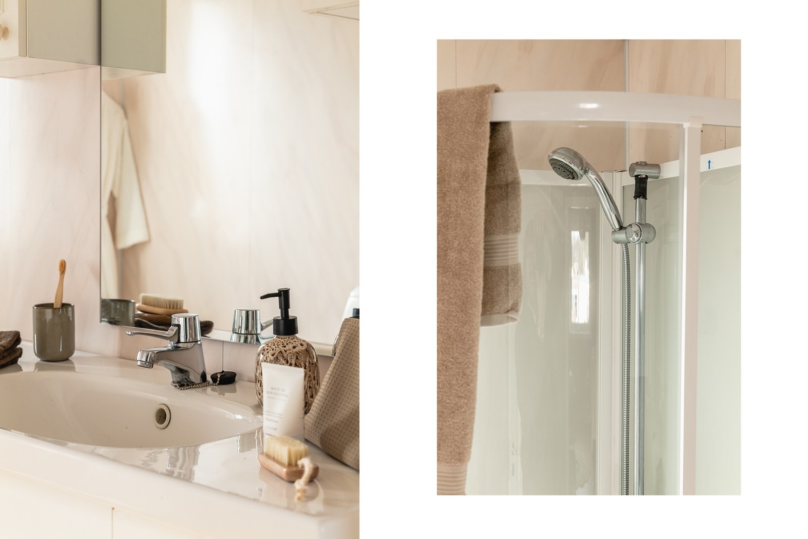 Baderomsinnredningen består av vegghengt toalett, helstøpt servant, skap under servant med profilerte fronter, og dusjkabinett. Galleribilde