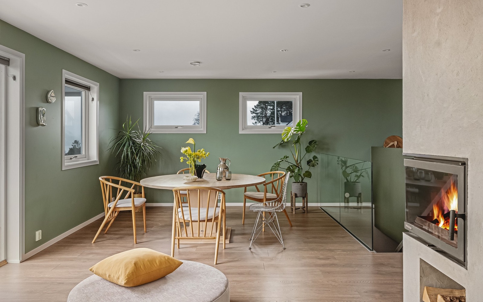 Her har en god plass til både sofaseksjon, spisebord og mediemøblement. Galleribilde