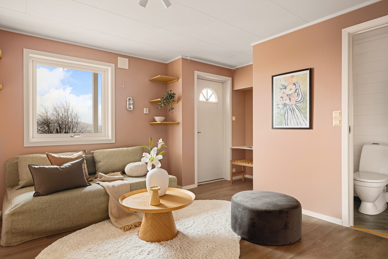 Her er det plassbygget kontorløsning, samt plass til møblering og oppbevaring. Galleribilde