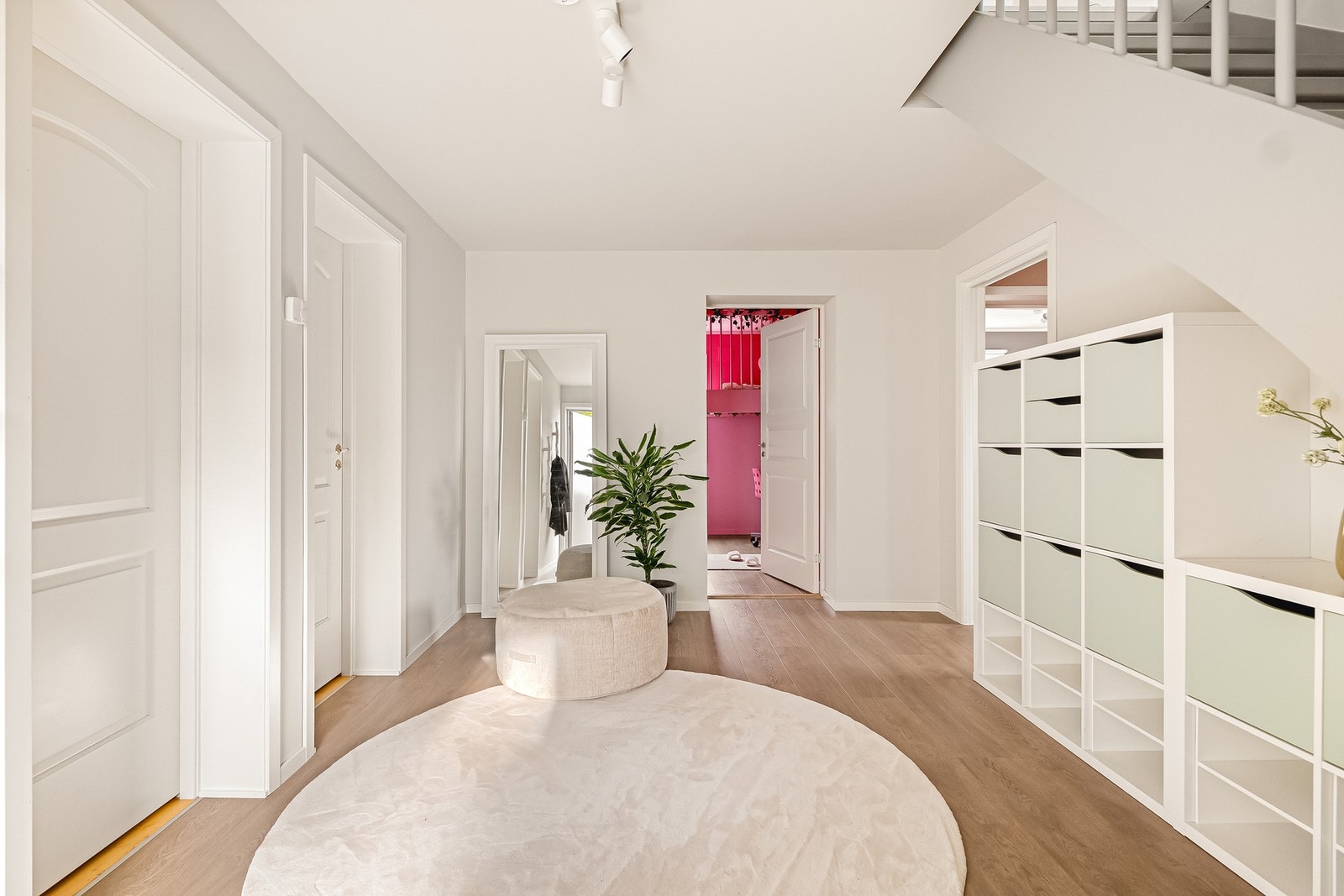 Underetasjen passer utmerket for barnefamilien, og gir en egen sone for ungdommen i hus. Galleribilde