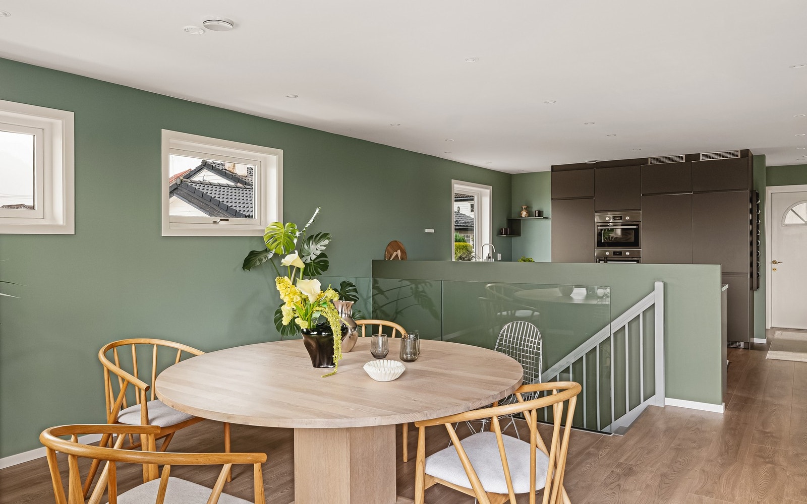 Spisestuen har sin naturlige plassering like ved kjøkkenet. Galleribilde