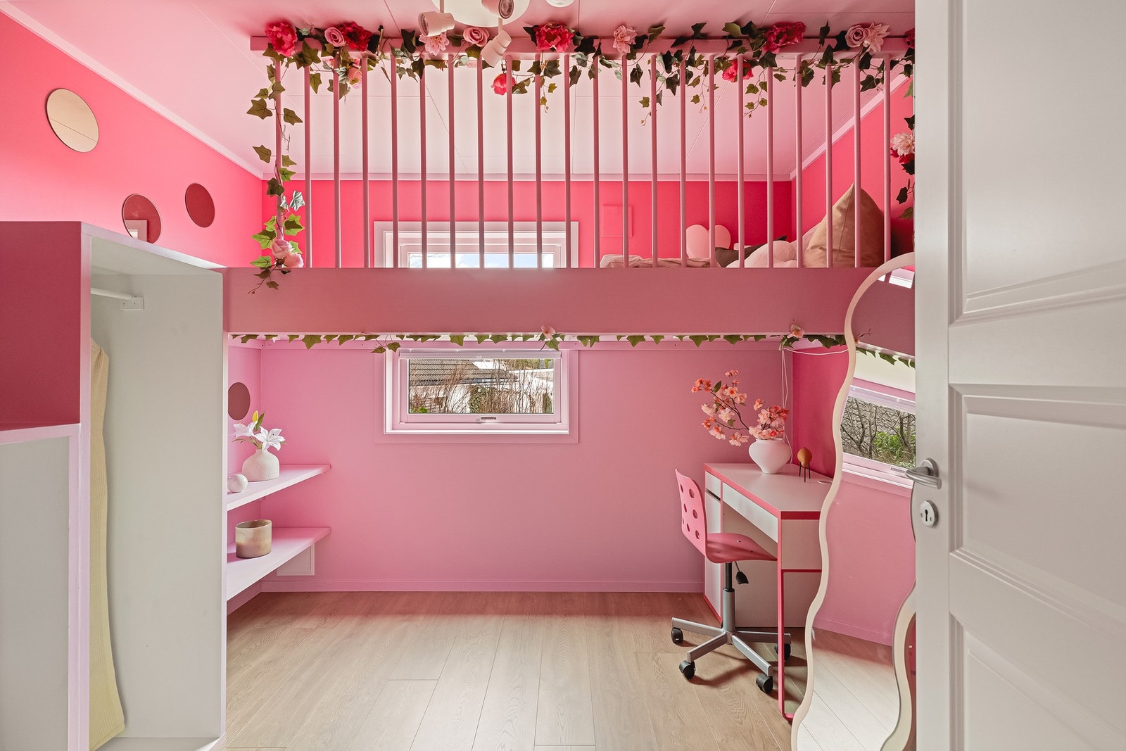 Soverommene har god plass til dobbeltseng, garderobe og annet ønskelig møblement. Galleribilde