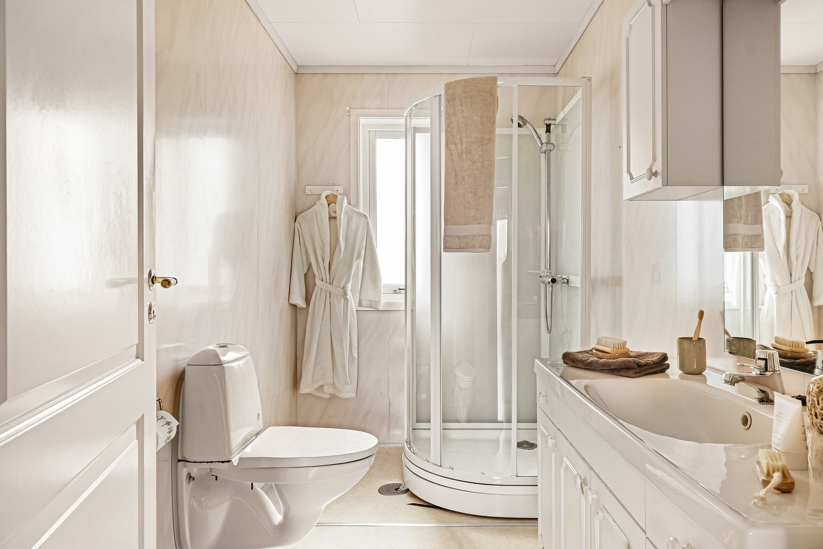 Badet i 1. etasje er på 5 m², og har baderomsplater på veggene og gulvbelegg. Galleribilde