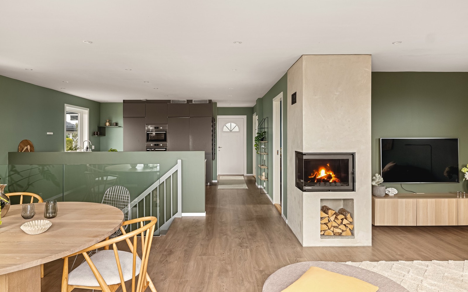 Vedovnen ble installert i 2023, og gir rommet et lunt og koselig preg. Galleribilde