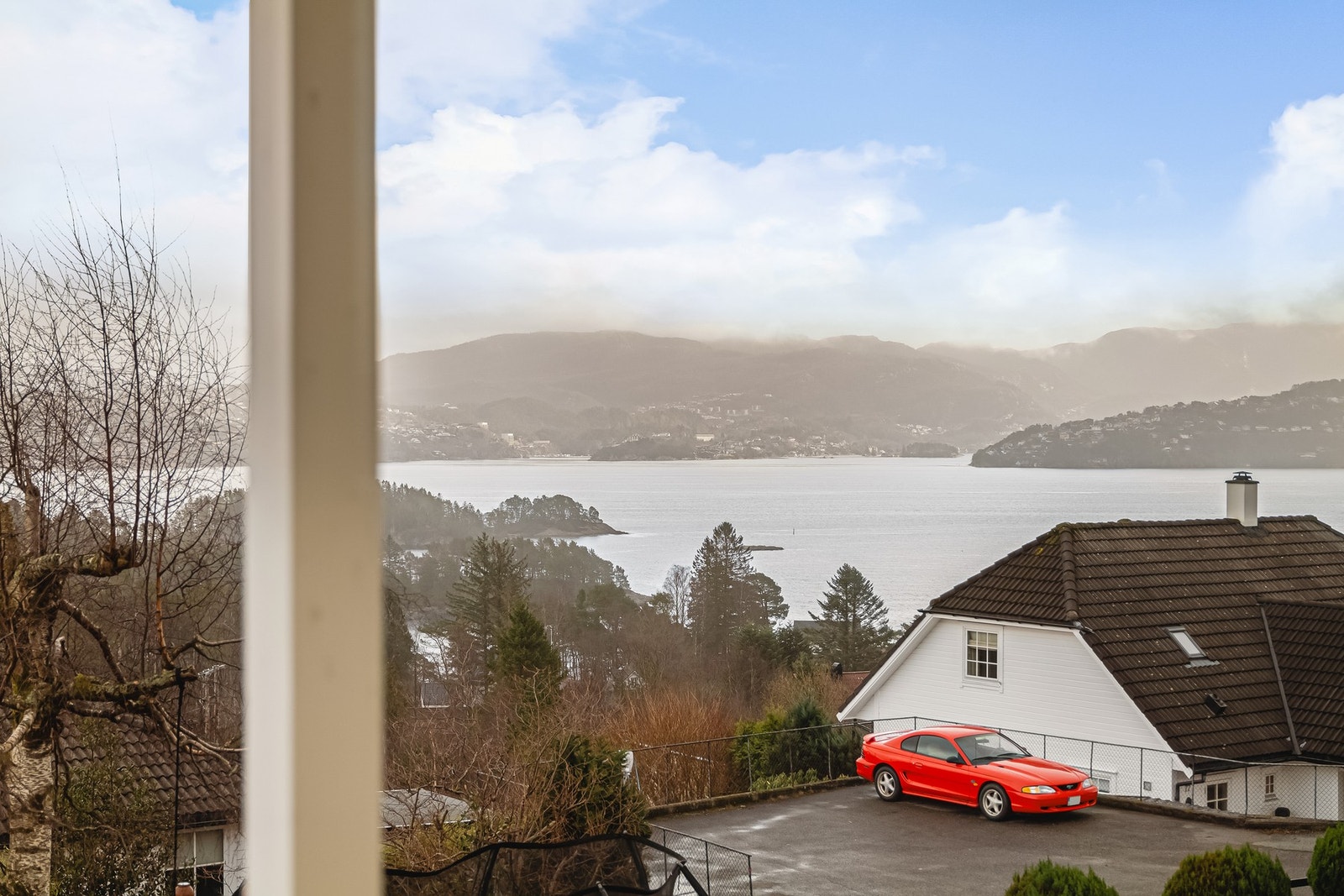 Terrassen er overbygget, og herfra kan en nyte morgen- og formiddagssolen i tillegg til flott sjøutsikt. Galleribilde