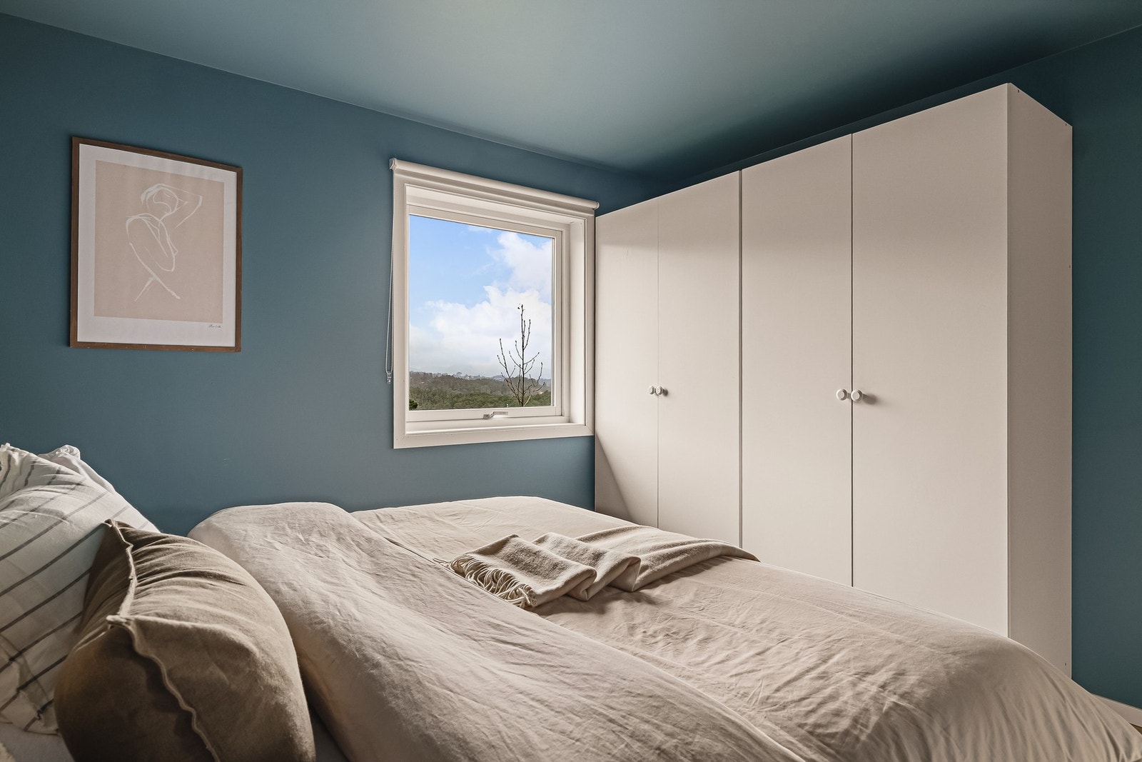 Her er det god plass til dobbeltseng og ønskelig møblement. Galleribilde