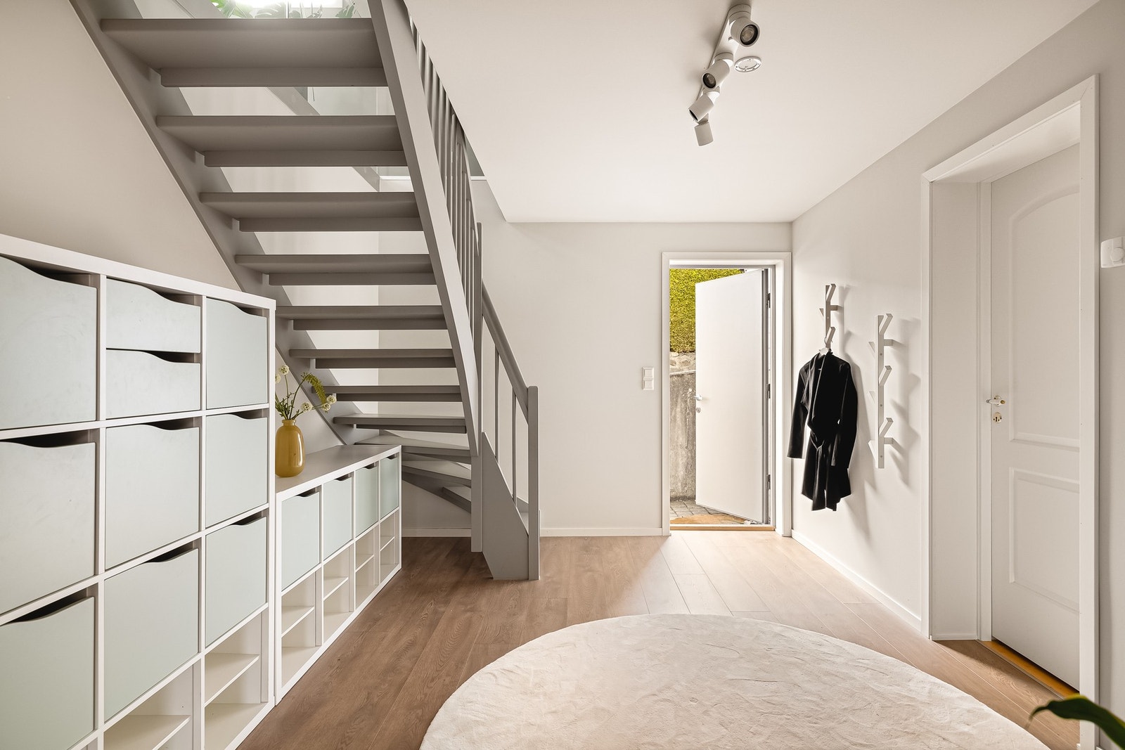 Ned trappen kommer en inn i en romslig gang på 13,8 m². Galleribilde