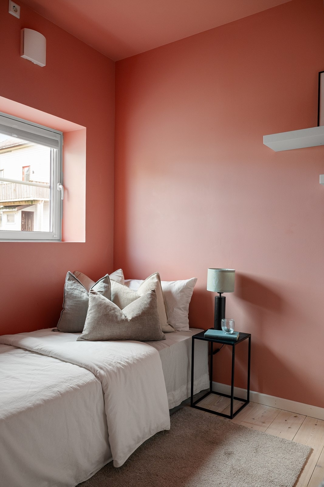 Rommet passer like godt som soverom, kontor eller begge deler. Galleribilde