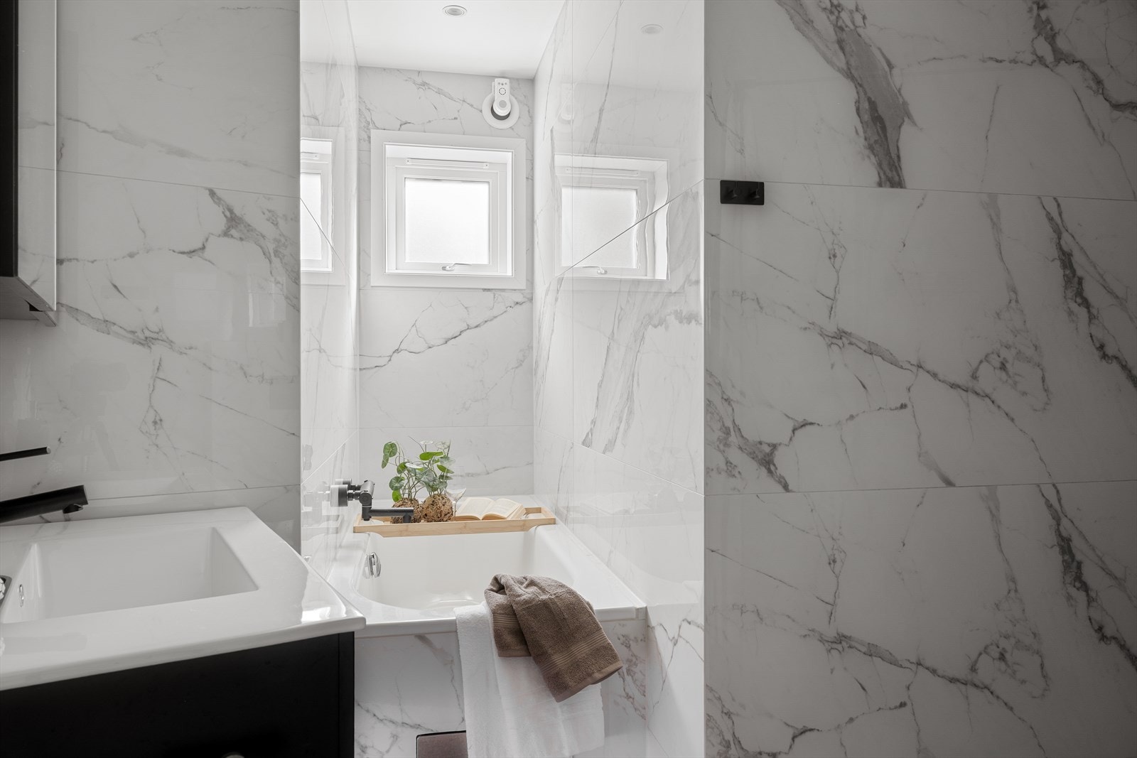 Her er det servant, vegghengt toalett, dusjhjørne med glassvegg og innemurt badekar. Galleribilde