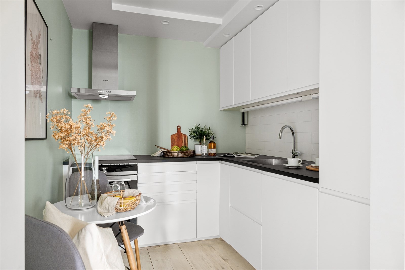 Kjøkkenet har en stilren, tidløs innredning og inneholder integrert platetopp, stekeovn, oppvaskmaskin og kombiskap. Galleribilde