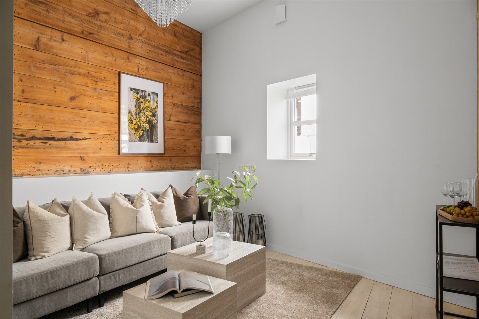 Stuen er romslig og har svært god takhøyde. Galleribilde