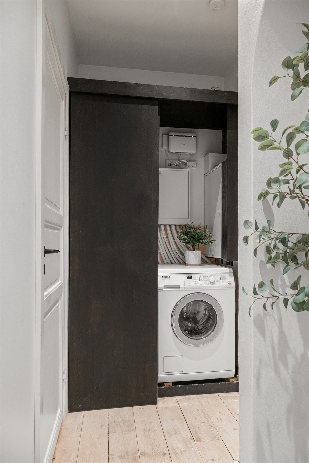 I enden av gangen er det skjult teknisk rom med opplegg for vaskemaskin. Galleribilde