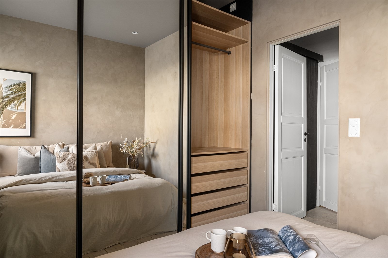 Her er det en stor skyvedørsgarderobe med speildører. Galleribilde