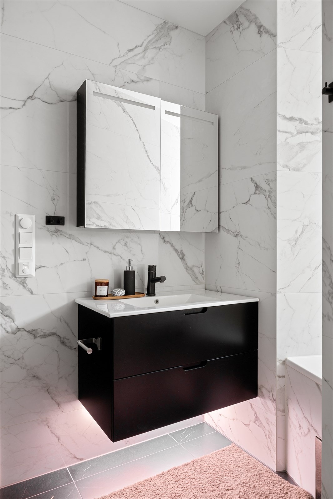 Badet er lekkert utført med store fliser og delikate farge- og materialvalg. Galleribilde