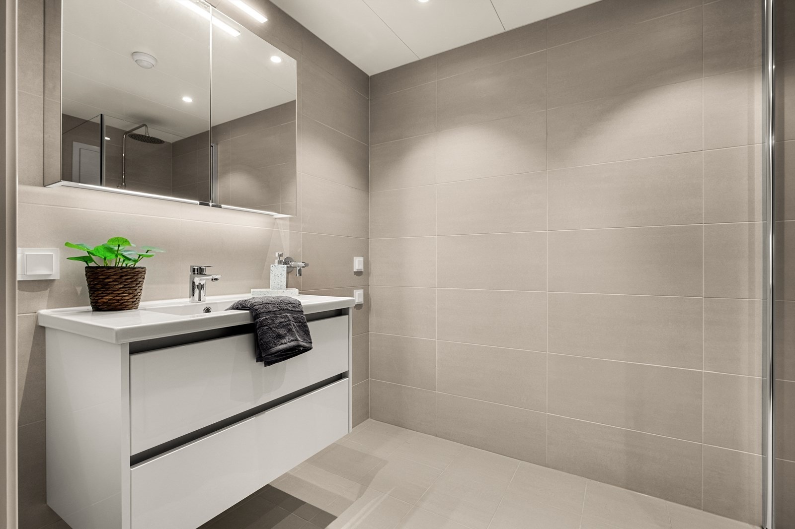 Det andre badet er på 4,8m² med gulvvarme og ligger i tilknytning til entre Galleribilde