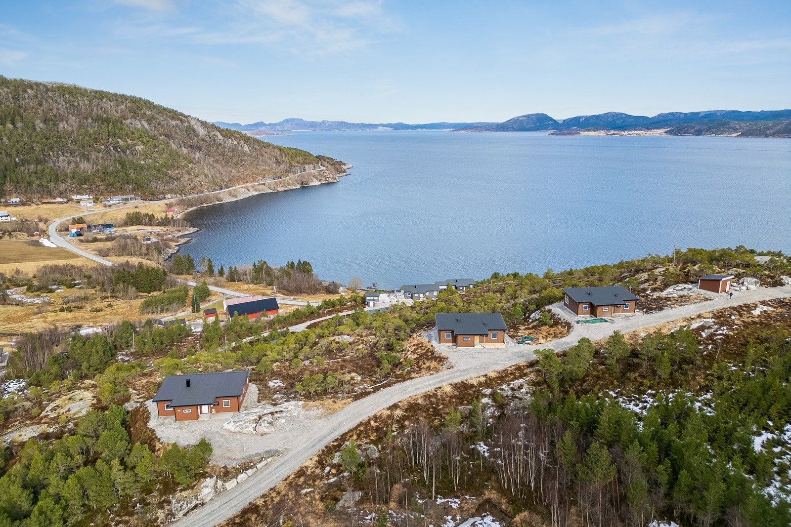 I tillegg finnes det flere byggeklare tomter lengre opp i feltet - perfekte for deg som ønsker å skape ditt eget drømmeprosjekt. Galleribilde