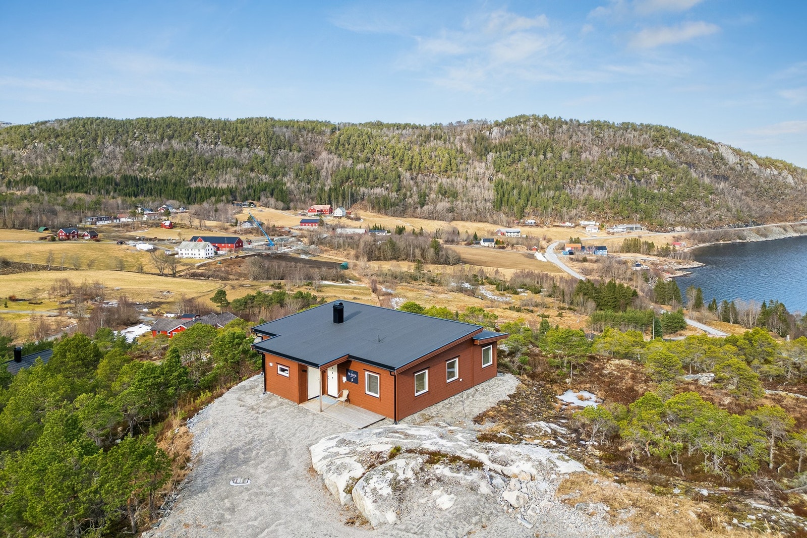 Drømmefritidsbolig fra 2024 med enestående panoramautsikt, omgitt av spektakulær natur - ditt perfekte tilfluktssted for ro, rekreasjon og minner for livet. Galleribilde