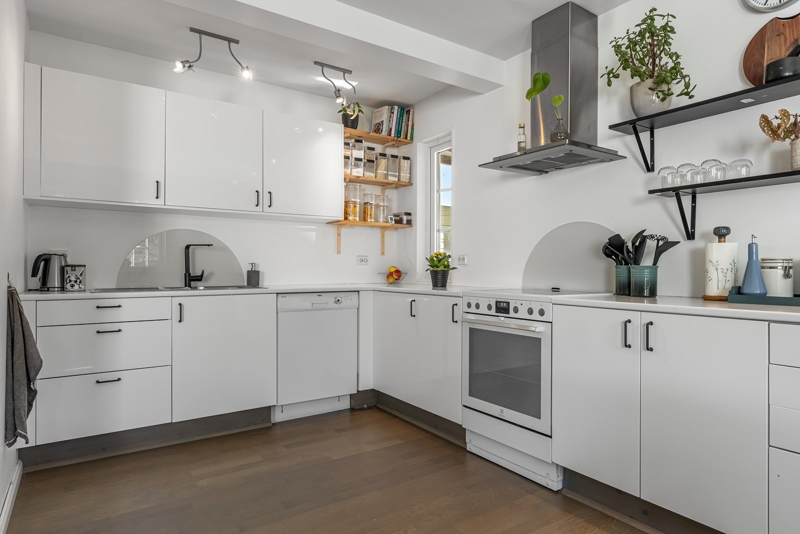 Kjøkkeninnredning med lyse fronter Galleribilde