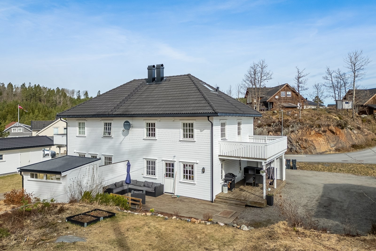 Romslige uteplasser i flere plan Galleribilde