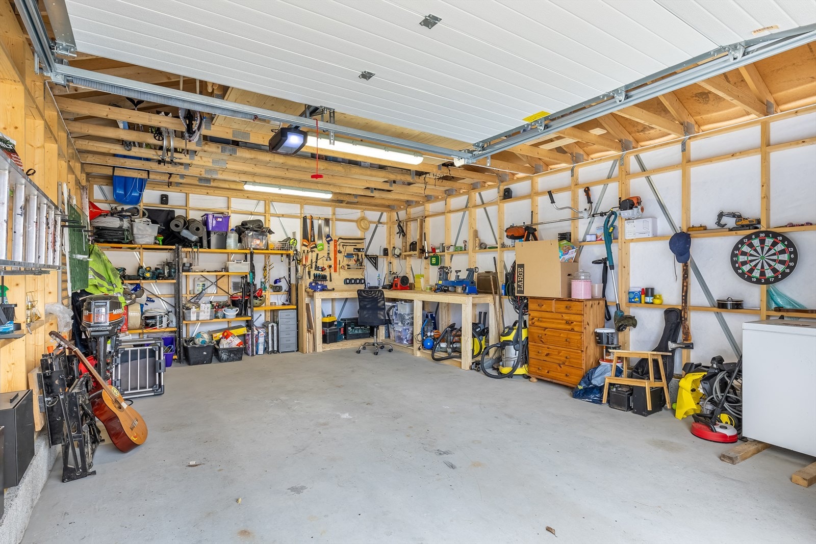 Stor garasje med parkering og lagringsplass Galleribilde