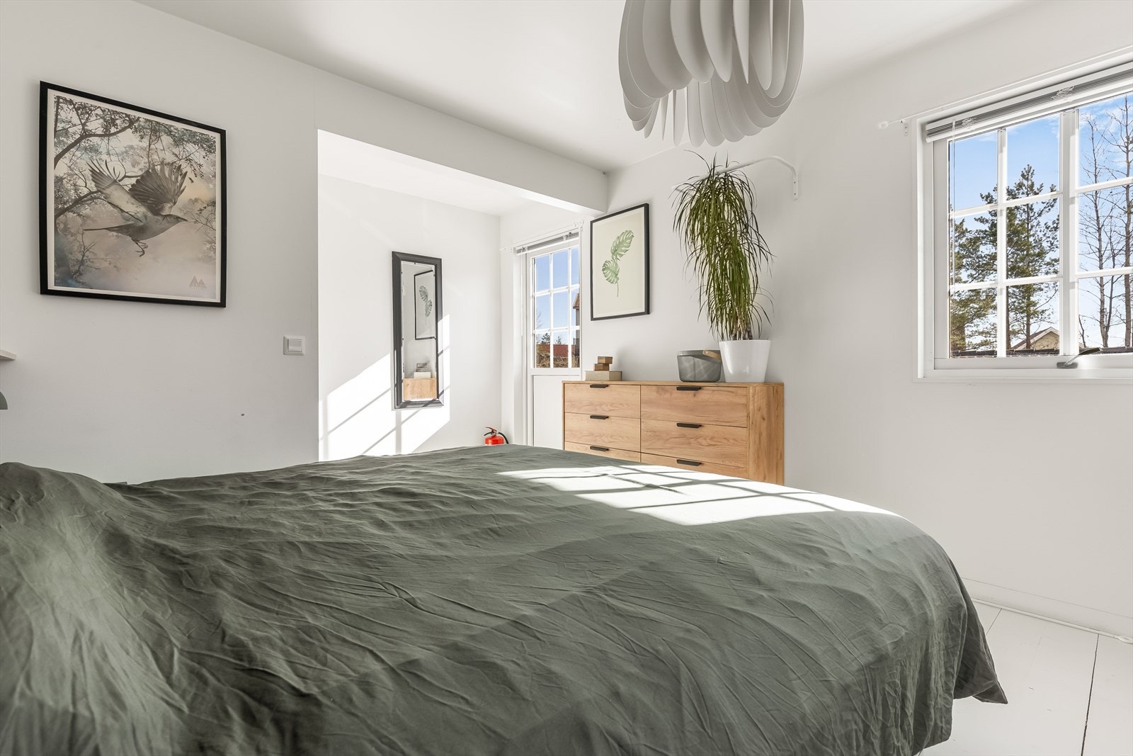 Utgang til hyggelig balkong/terrasse hvor man kan nyte morgenkaffen Galleribilde