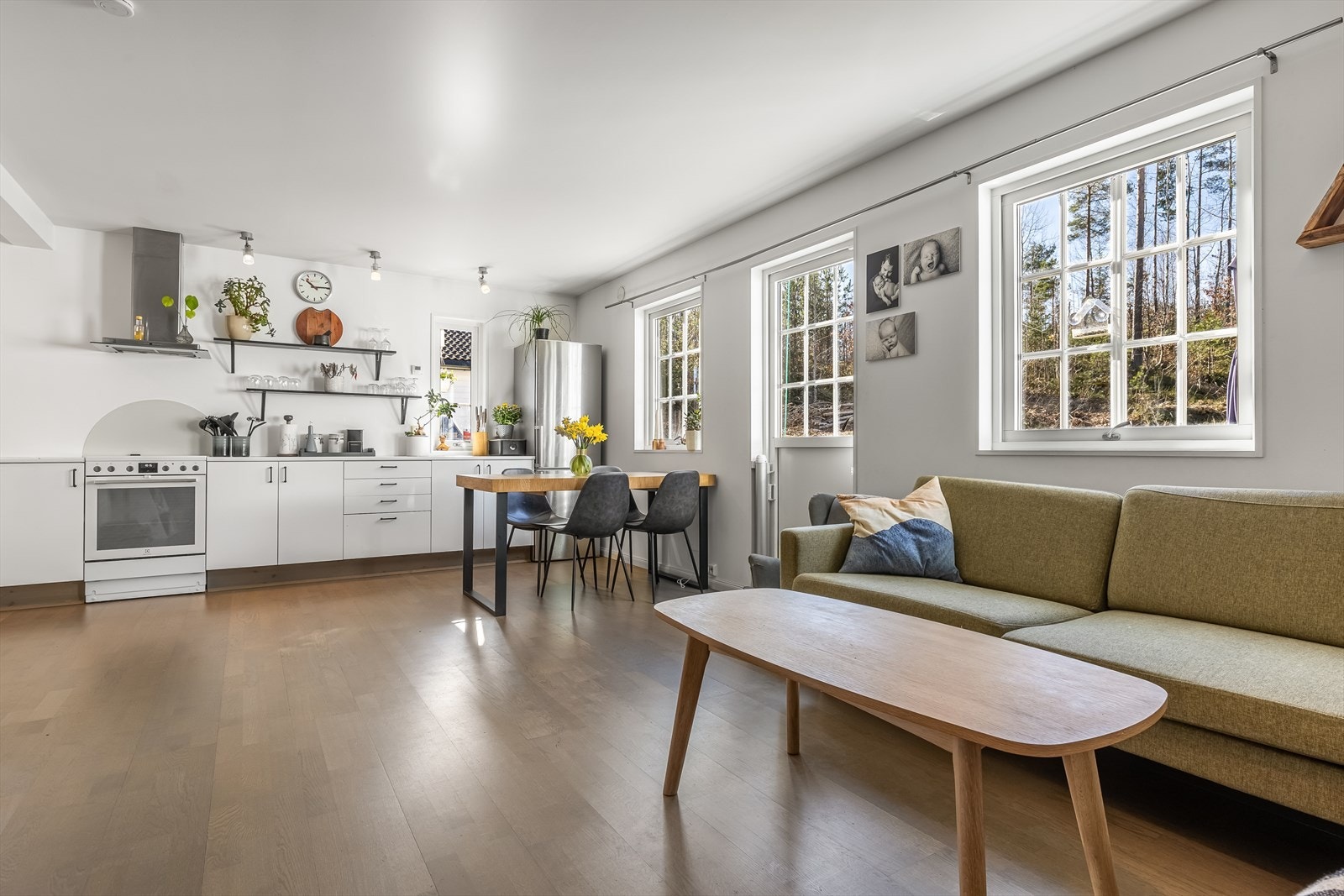 Lyst og fint kjøkken med plass til spisebord Galleribilde