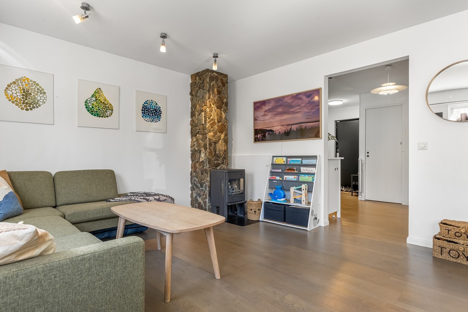 Åpen stue/kjøkken løsning med peisovn Galleribilde