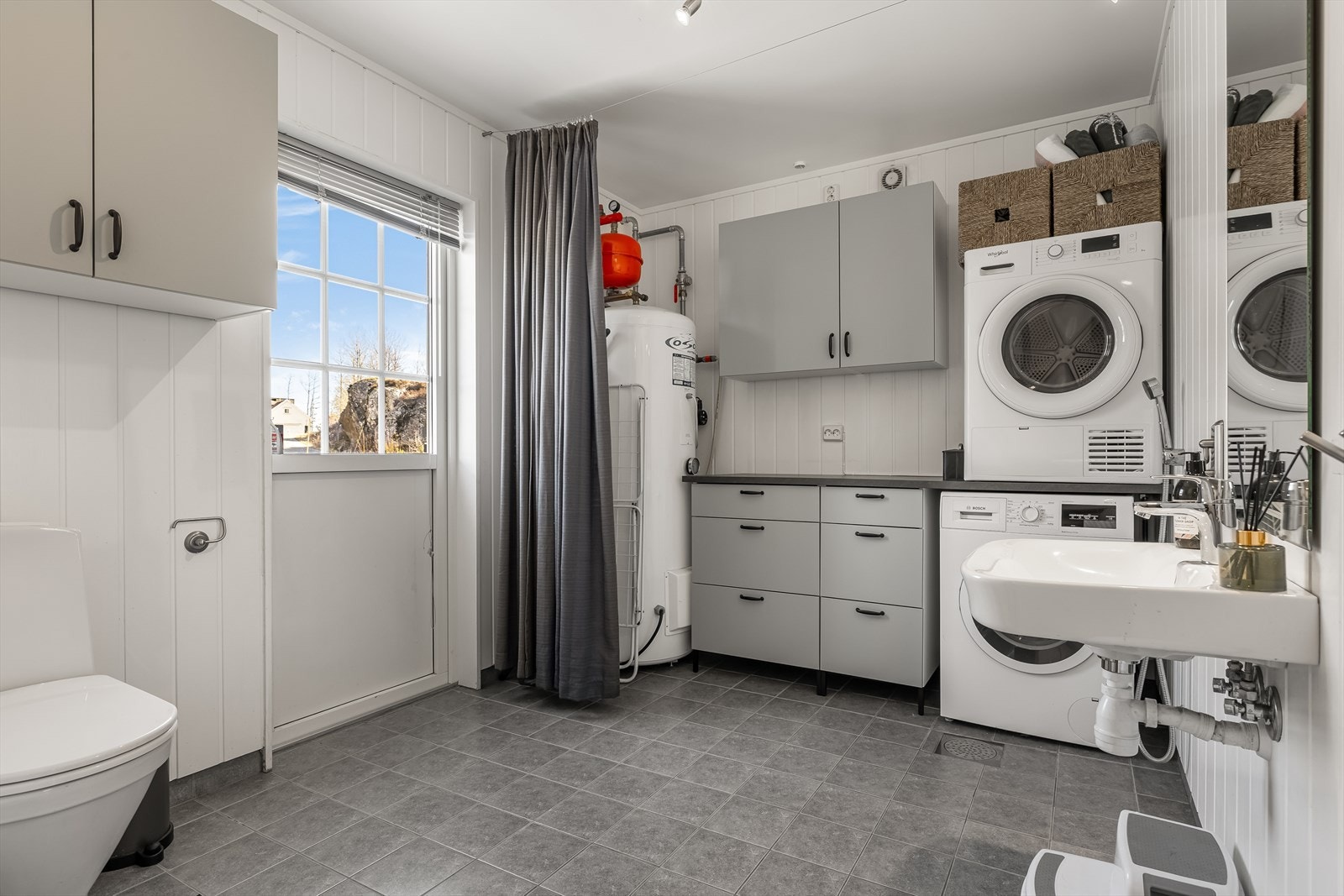 Vaskerom/toalettrom med egen inngang og praktisk innredning for oppbevaring Galleribilde