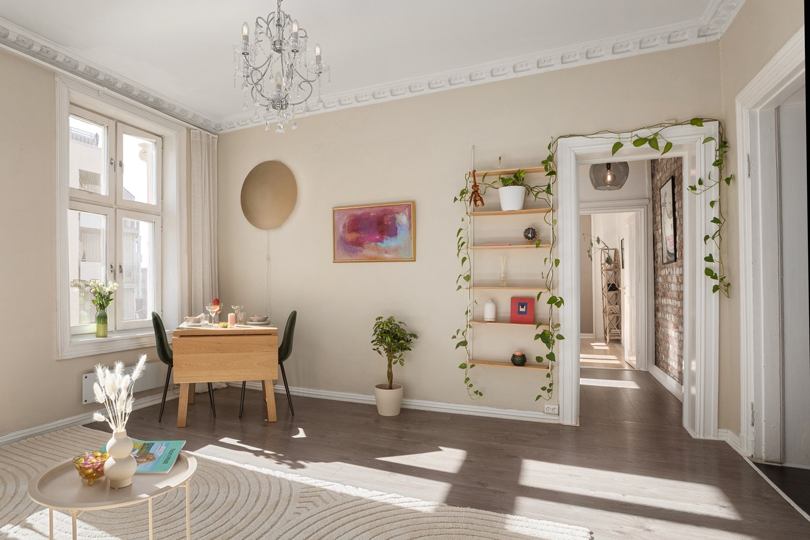Her har du god plass til både sofagruppe og spisebord. Galleribilde