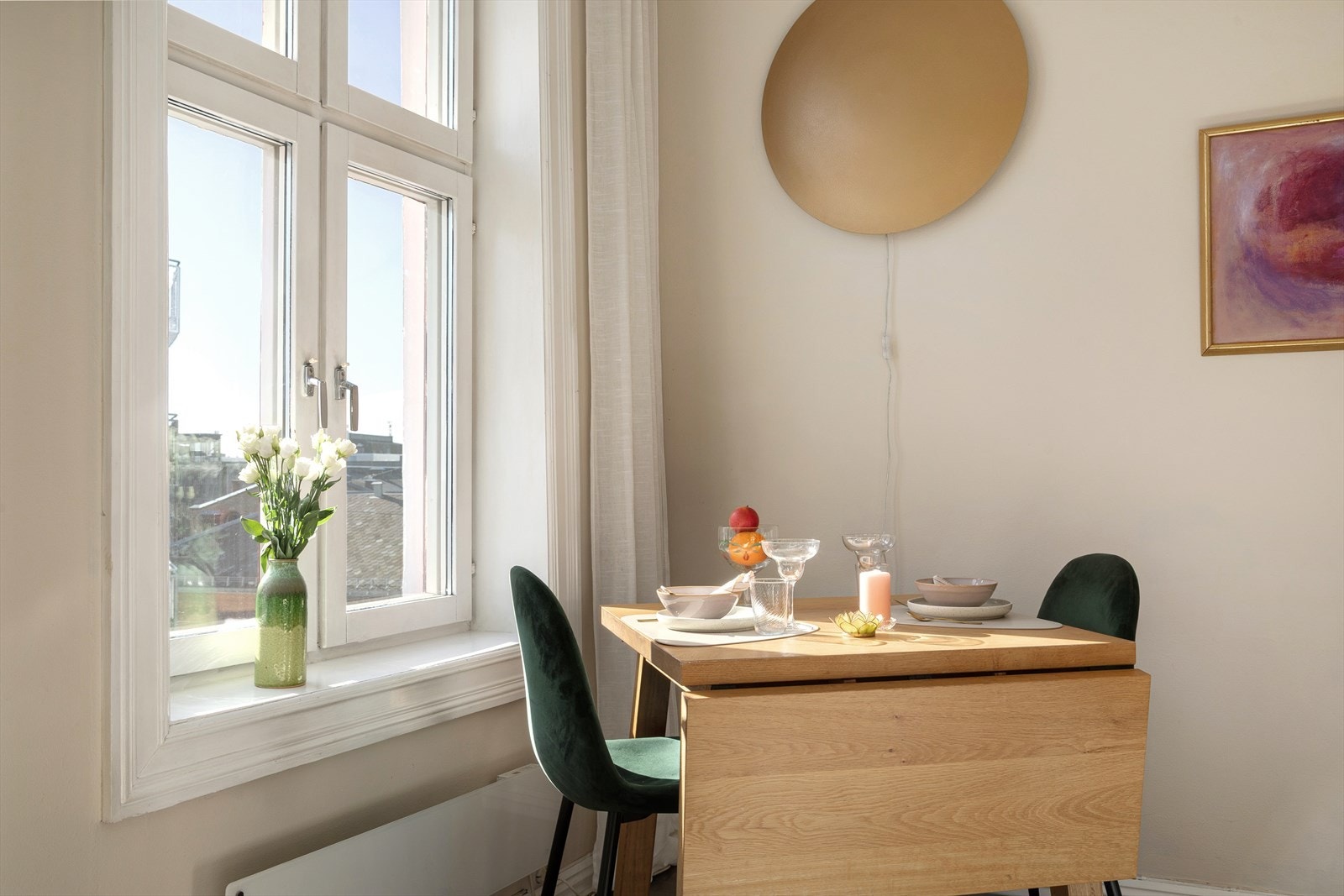 Leiligheten har vakkert lysinnslipp fra store vindusflater i flere himmelretninger. Galleribilde