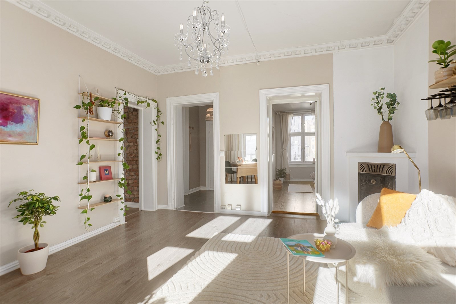 Gjennomgående leilighet med store rom og fine sosiale soner. Galleribilde
