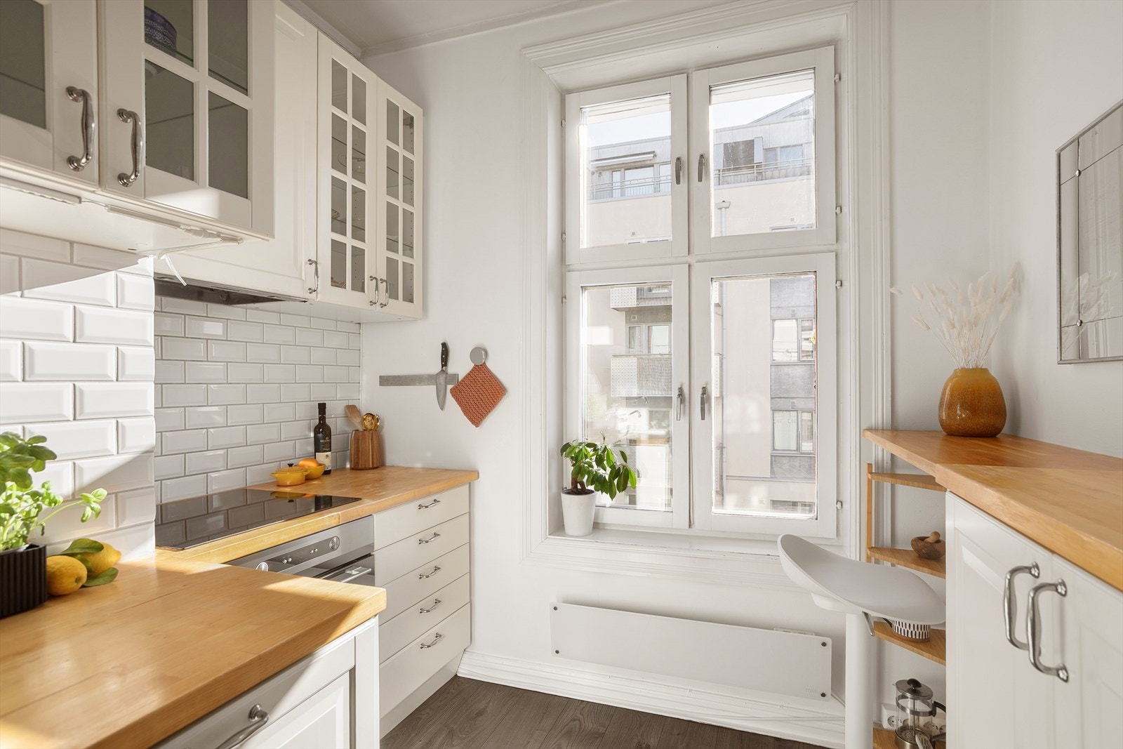 Klassisk kjøkken med profilert kjøkken og benkeplate i heltre. Galleribilde