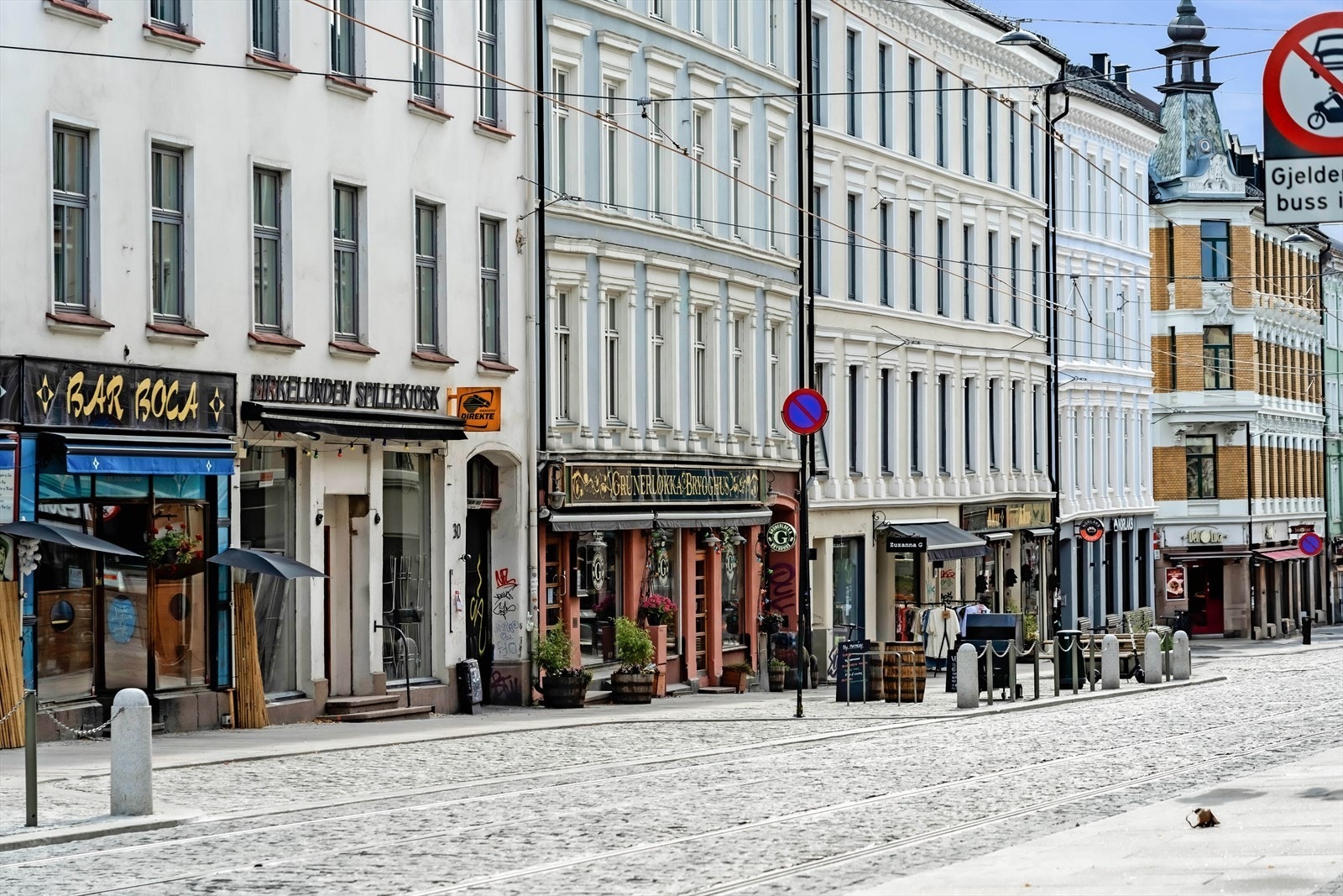 Grünerløkka er kjent for sitt yrende byliv og populære caféer og utesteder. Galleribilde