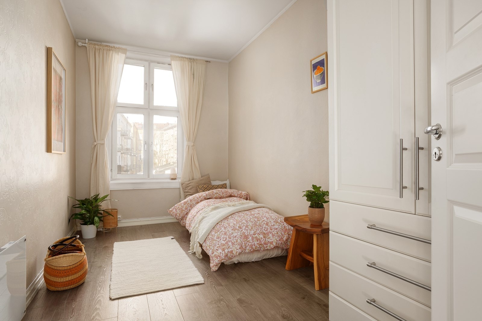 Soverom 2 - God plass til seng og garderobe. Rommer har også plass til dobbeltseng om man ønsker. Galleribilde