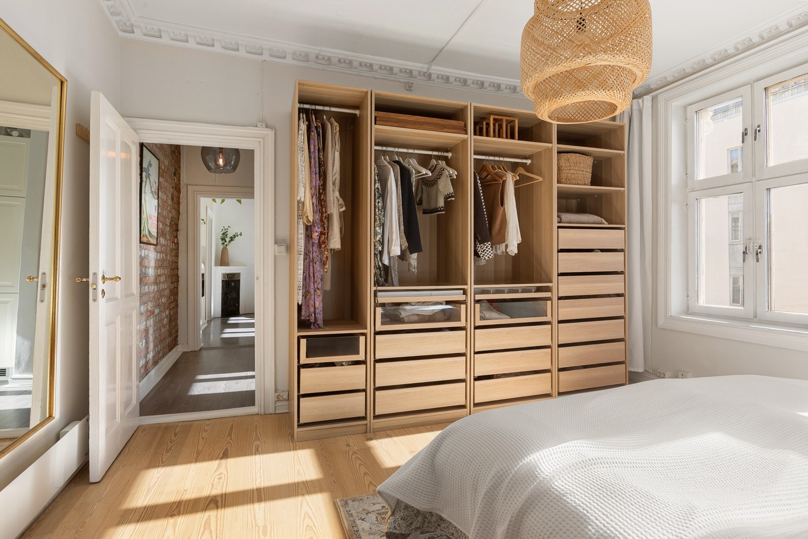 Stor garderobe med praktiske oppbevaringsløsninger. Soverommet har også flott stukkatur. Galleribilde