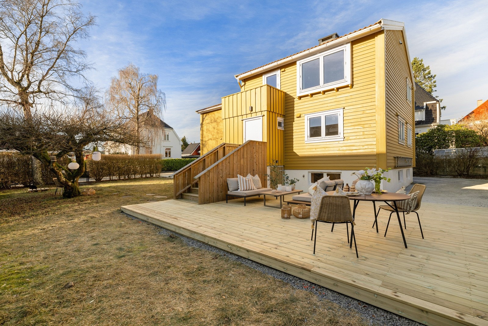 For ytterligere privatliv og en tydelig avgrensning mellom boenhetene vil selger innen 15. juni etablere en tett og pen laurbærhekk ved inngangspartiet for 50B og langs skillet mellom 50 A og 50 B. Galleribilde