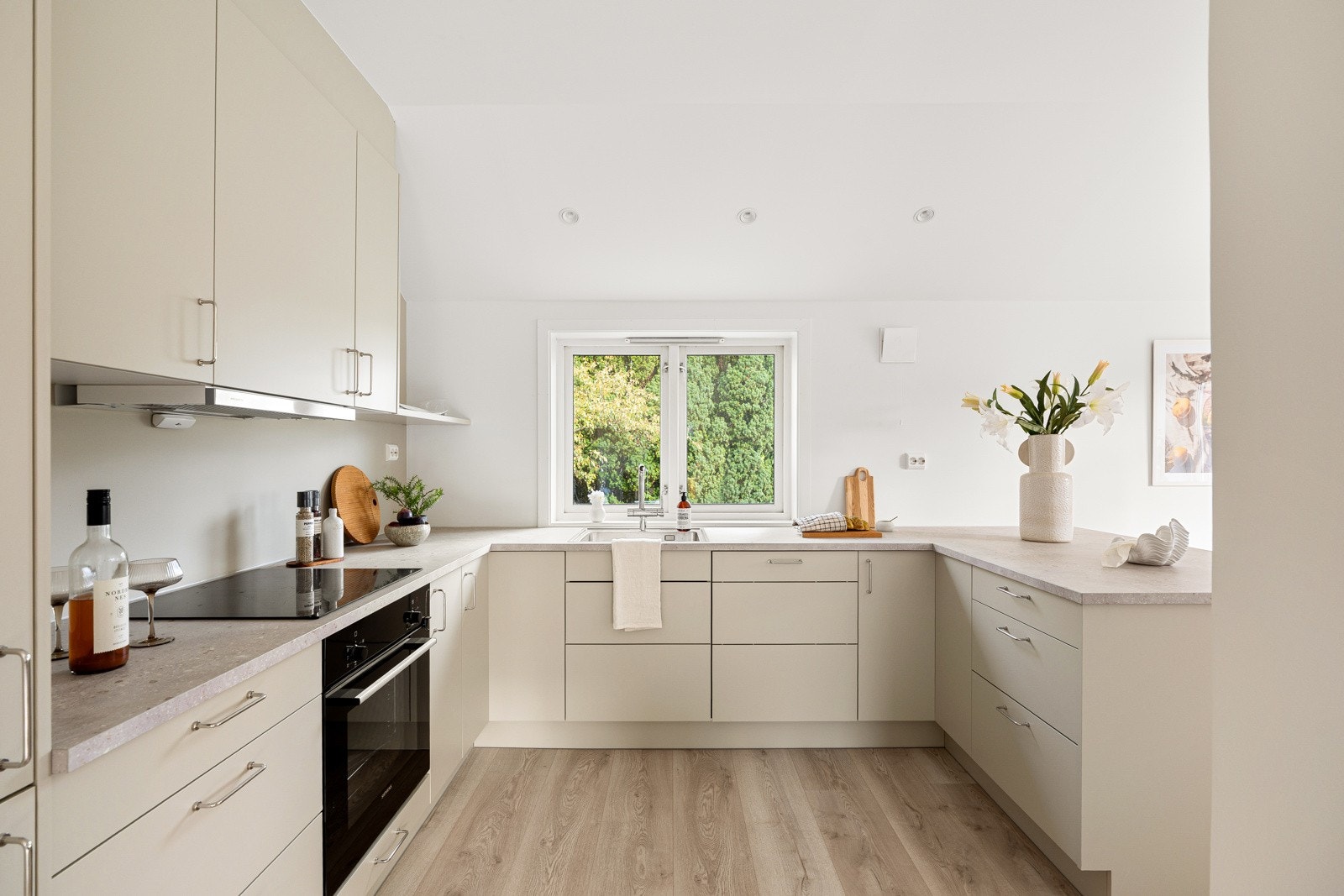 Lyse gulv og nøytrale farger understreker den lette og moderne atmosfæren. Galleribilde