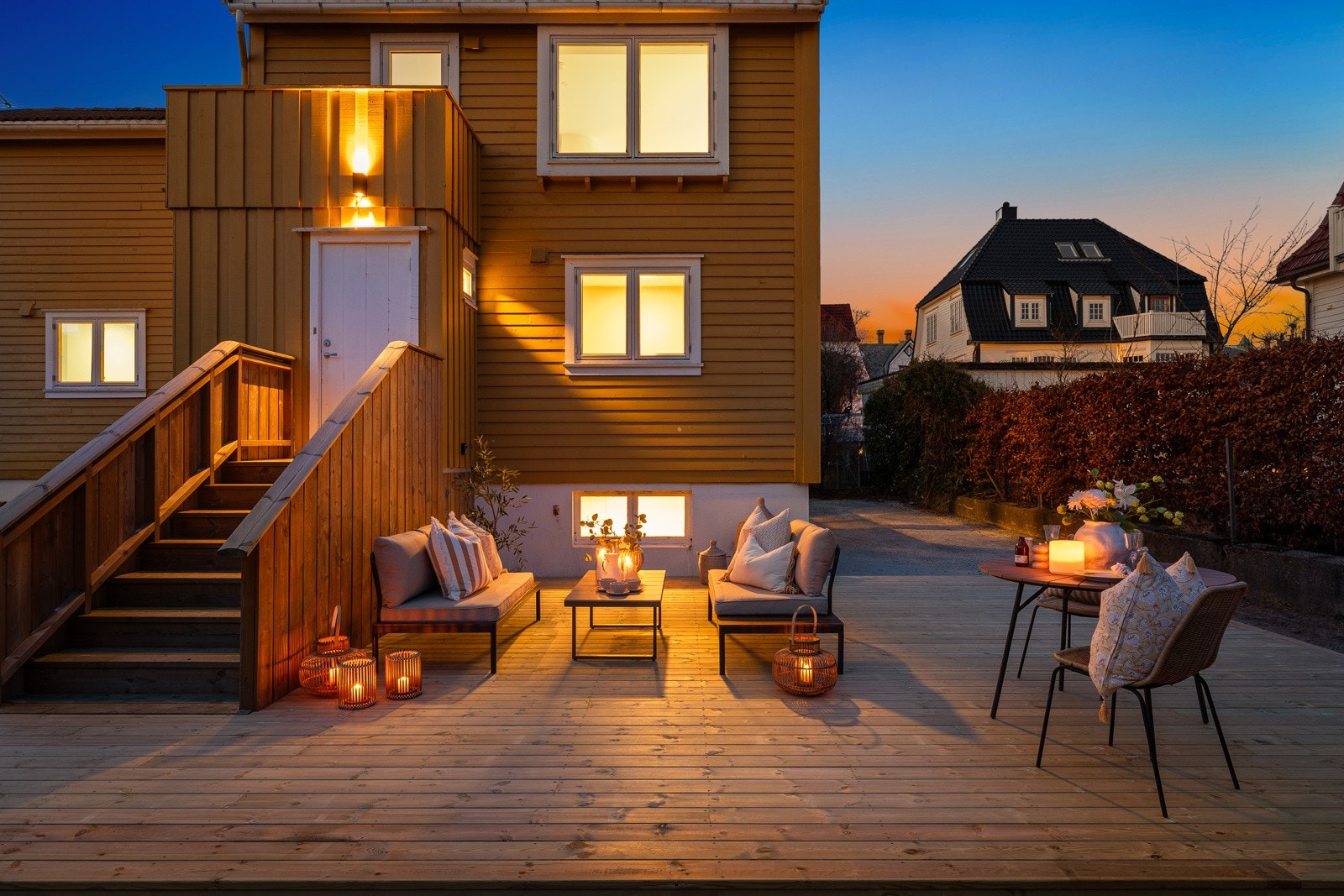 En gjennomført og innflyttingsklar vertikaldelt tomannsbolig med tre etasjer og svært god planløsning. Galleribilde