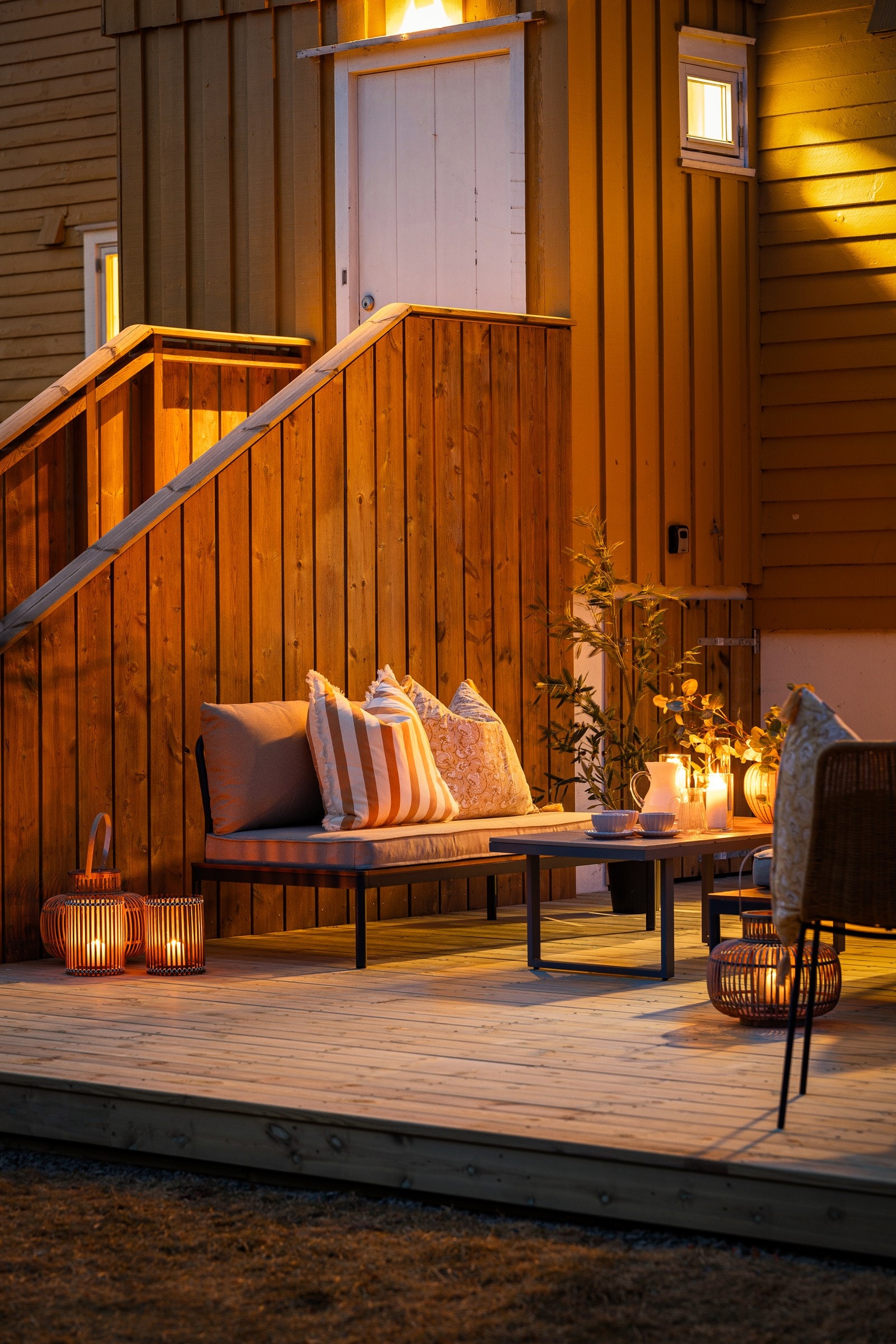 Terrassen har direkte adkomst til hage, som gir en fin kombinasjon av uteplasser. Galleribilde