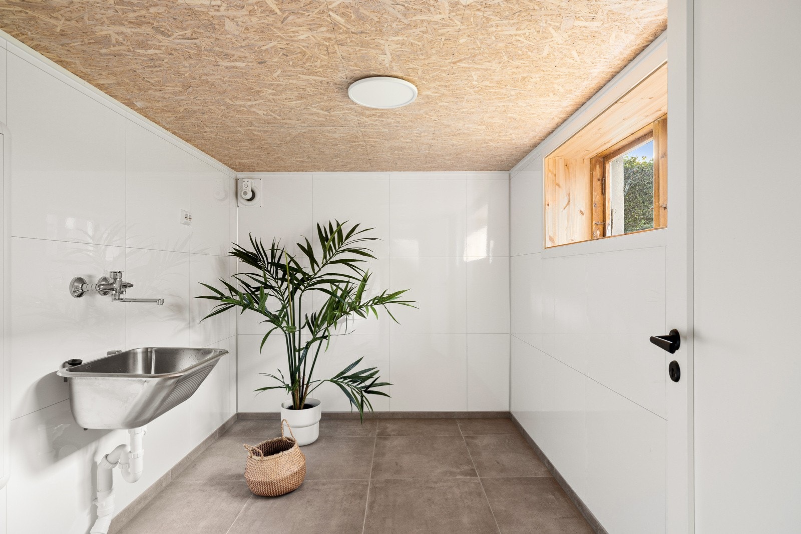 Vaskerommet har fliser, utslagsvask og plass til både vaskemaskin, tørketrommel og innredning. Galleribilde