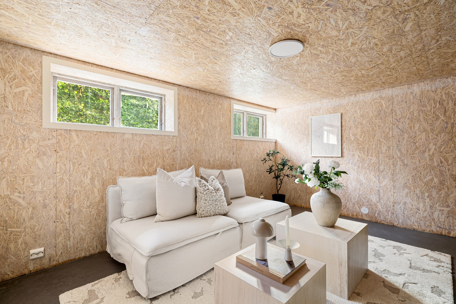 Den romslige kjellerstuen er ideell som TV-rom, hobbyrom eller ungdomsdel. Galleribilde