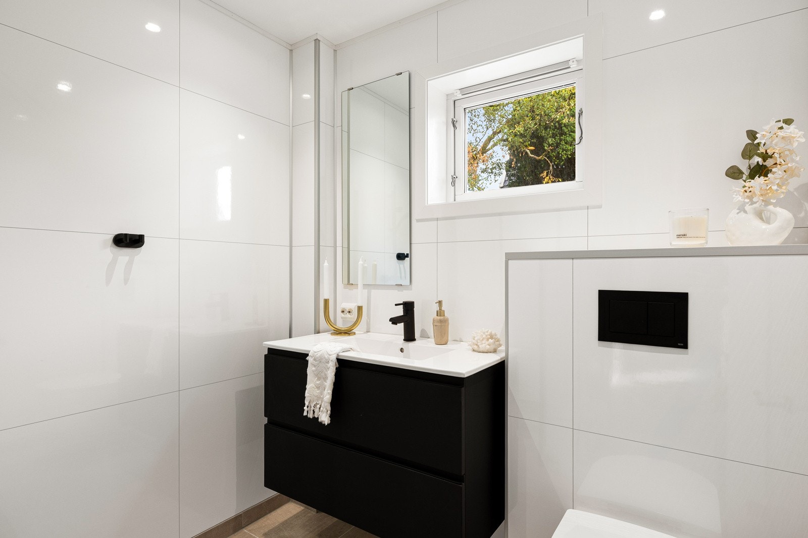 Badet er moderne med dusjhjørne med glassdør, vegghengt toalett, og servantinnredning. Galleribilde