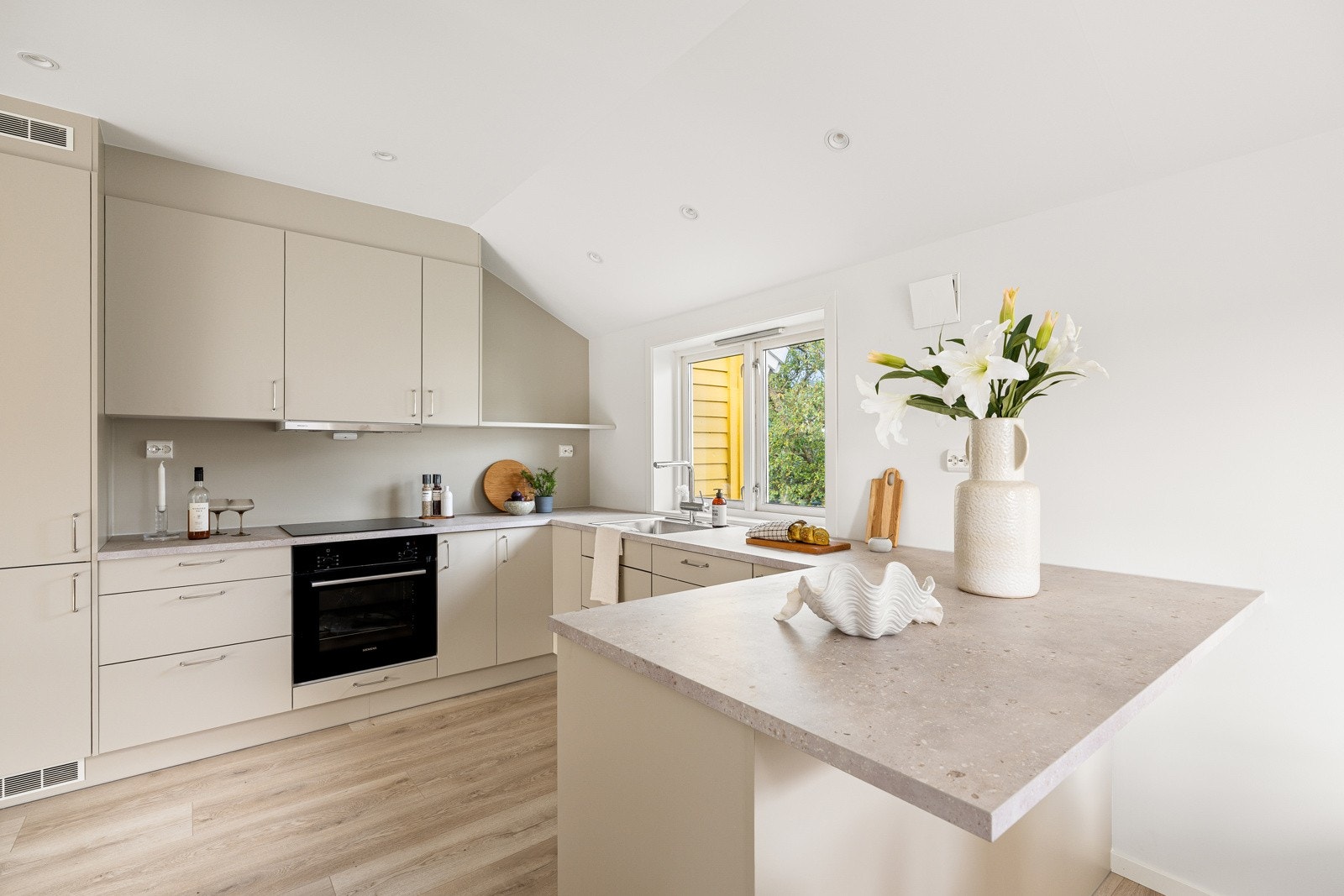 Kjøkkenet fra 2024 er moderne og funksjonelt, med lyse fronter, slitesterke benkeplater og integrerte hvitevarer. Galleribilde