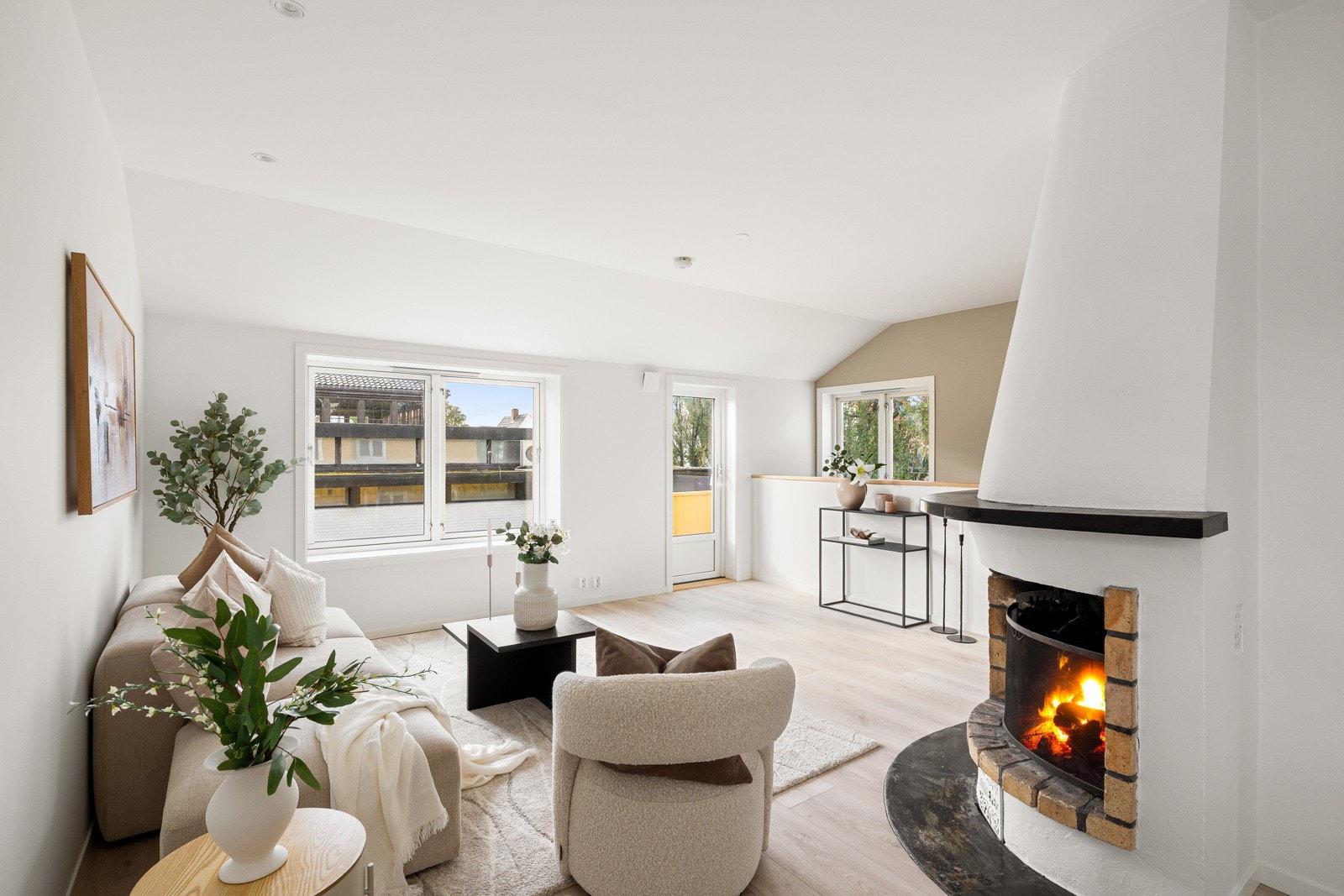 Fra stuen har man også utgang til en solrik balkong. Galleribilde