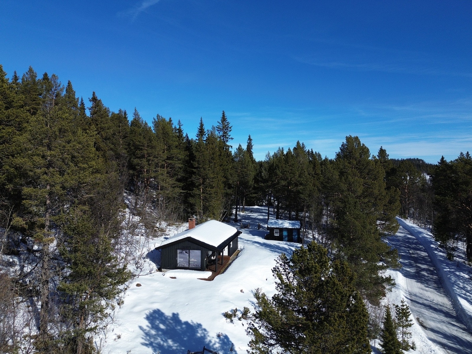 Velholdt hytte med uthus på opparbeidet naturtomt. Galleribilde