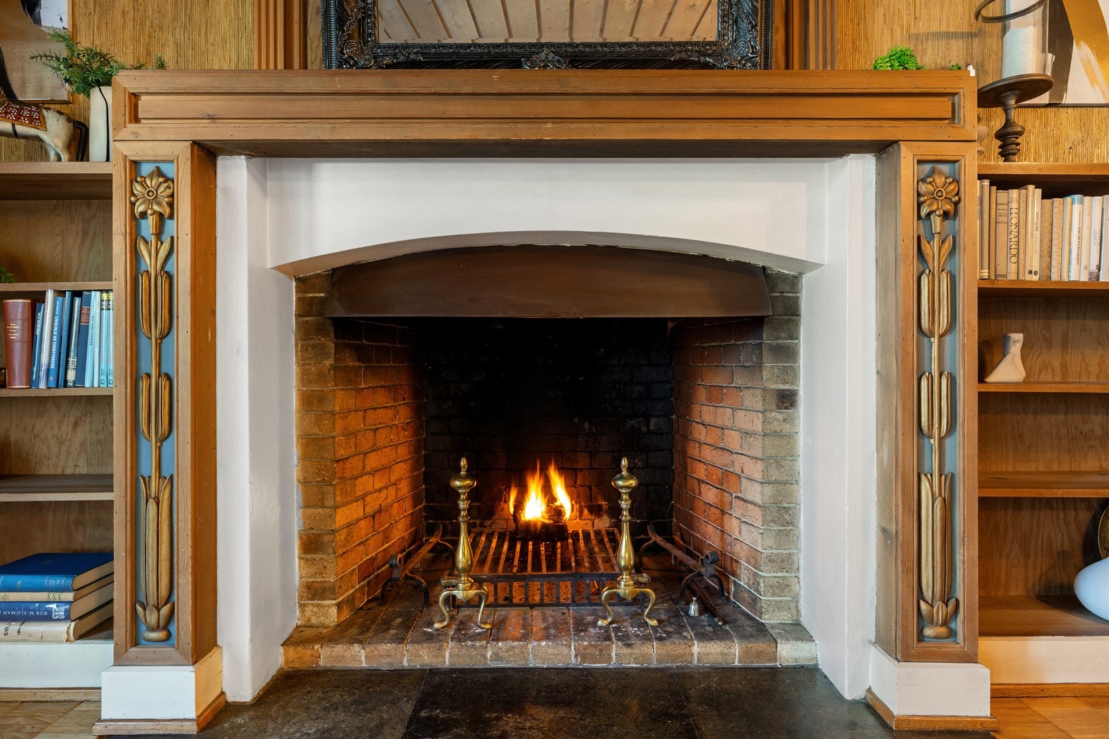 Den åpne gruepeisen i stuen setter spissen over ién. Dette er utmerket håndverk man ikke får i nye boliger. Detaljene rundt ildstedet er tegnet av Ole D. Landmark. Galleribilde